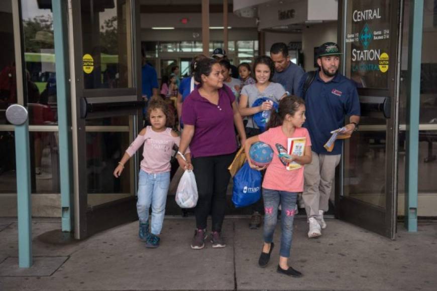 Central American migrant families recently released from federal detention prepare to board a bus at a bus depot on June 11, 2019, in McAllen, Texas. (Photo by Loren ELLIOTT / AFP)