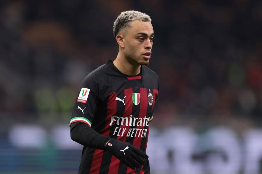 Sergiño Dest, tras un año de cesión en el AC Milan, volverá al Barcelona, donde no cuenta para Xavi Hernández, teniendo que buscar un destino de salida para poder seguir su carrera deportiva. Uno de los equipos que más ha insistido en el fichaje del estadounidense es el Inter, que buscaría un futbolista polivalente en defensa con capacidad para jugar en ambas bandas ante la posible salida de Denzel Dumfries, encontrando un recambio interesante en la figura del futbolista azulgrana, que podría recibir cerca de 15 millones de euros por el lateral de 22 años.