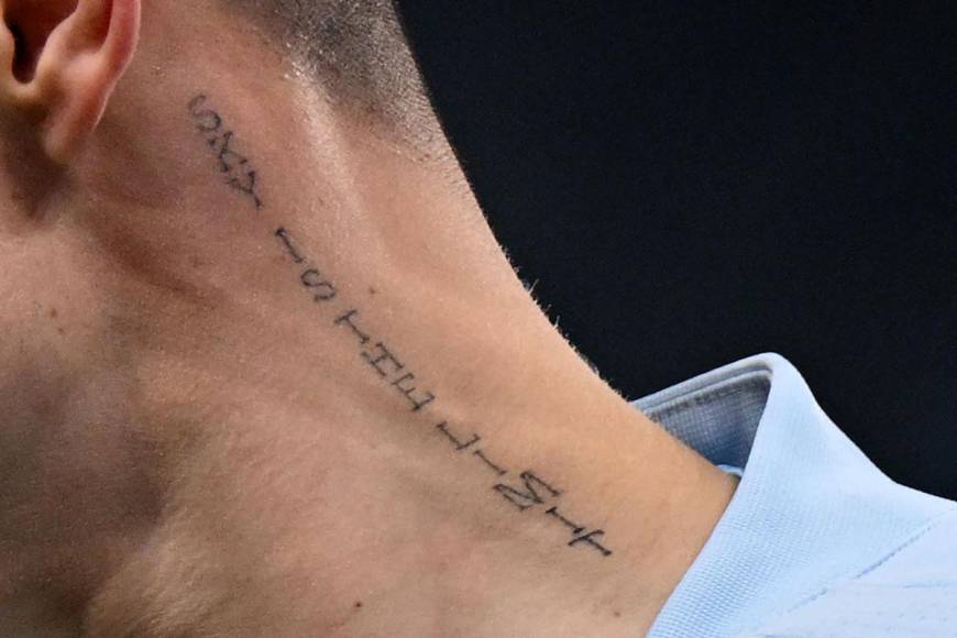 El tatuaje “Sky Is The Limit” (“El cielo es el límite”) en el cuello del centrocampista inglés del Manchester City, Phil Foden.