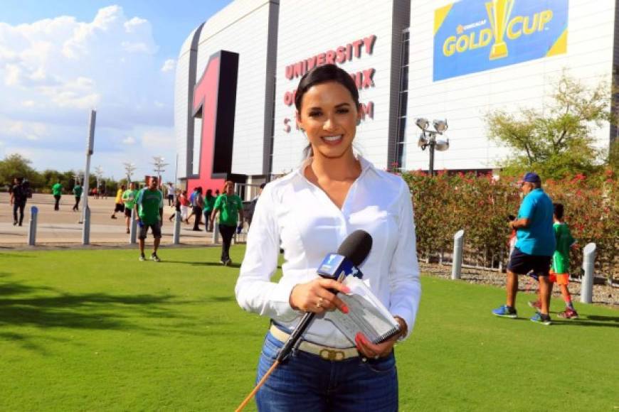 La periodista hondureño Ana Jurka, que trabaja para Telemundo, ha acaparado miradas en el estadio de la Universidad de Phoenix.