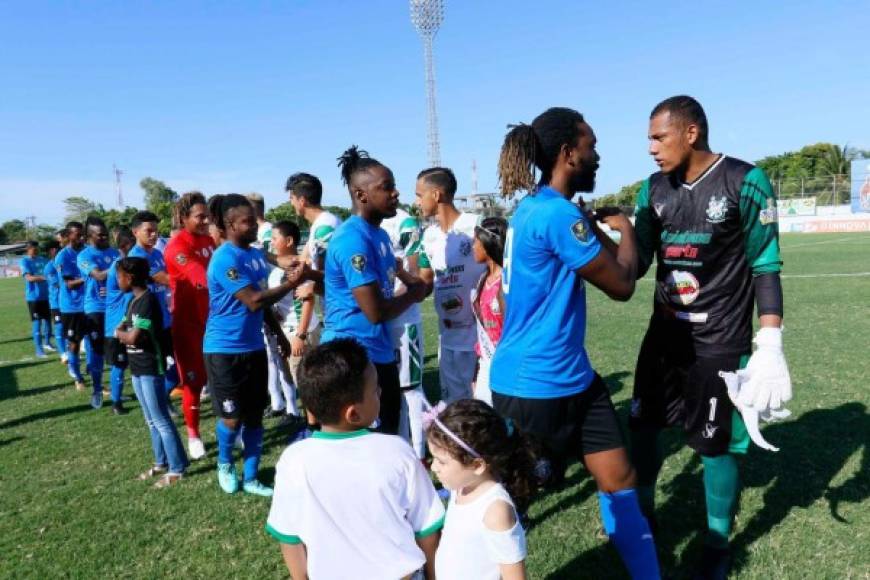 Los jugadores del Platense y Honduras Progreso se saludan previo al inicio del partido en el estadio Excélsior.