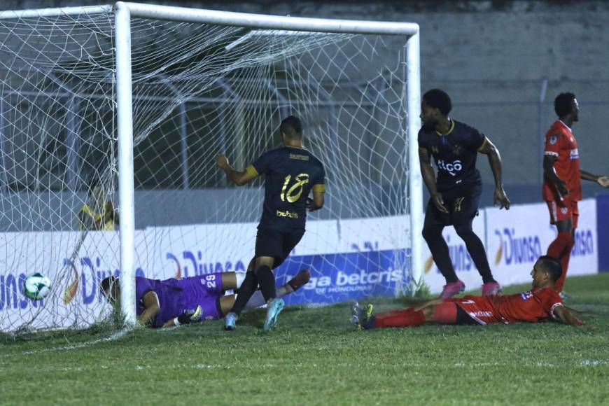 Al 53’ el colombiano Jhan Carlos Mora recortaba distancias tras empujar el rechace que quedó de un tiro libre. Era el 1-2 del Honduras Progreso.