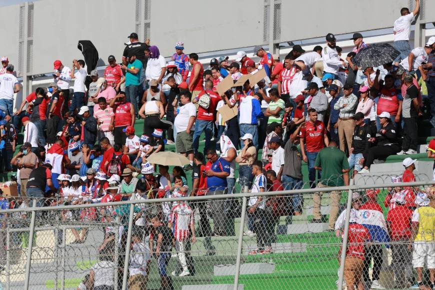 A pesar del fuerte clima, cientos de aficionados llenaron las graderías del estadio Carlos Miranda de Comayagua para ver el debut del campeón.
