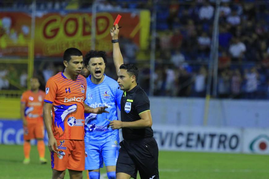 Said Martínez decidió expulsar al lateral Axel Gómez.