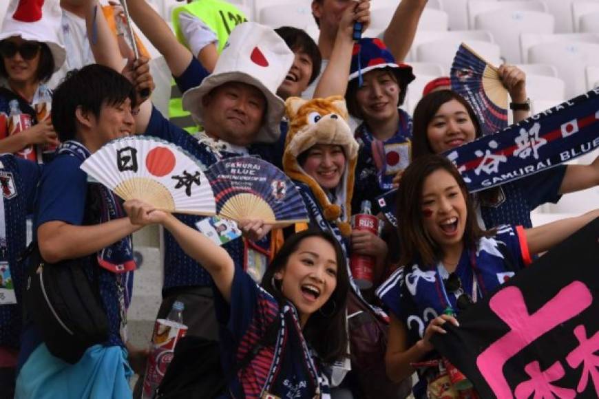 Un grupo de bellas japonesas posan para los medios.