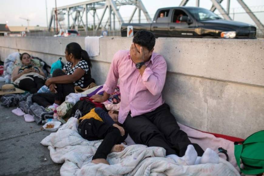 Decenas de migrantes hondureños acampan desde hace varios días en el cruce internacional de Brownsville (Texas) & Matamoros (Tamaulipas), a la espera de entregarse a las autoridades migratorias estadounidenses para solicitar asilo.