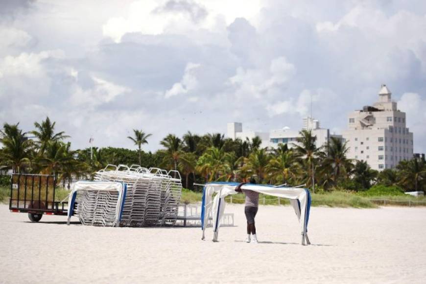 Las famosas playas de Miami Beach se quedaron vacías este jueves luego de que entrara en vigor una orden de evacuación para miles de residentes ante la inminente llegada del monstruoso huracán Irma a la Florida.
