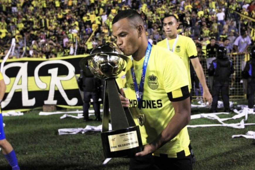 Rony Martínez besando el trofeo de campeón de la Copa Premier.