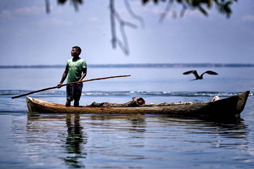 Un indígena misquito pesca en la Laguna de Caratasca, en el departamento de Gracias a Dios (Honduras).