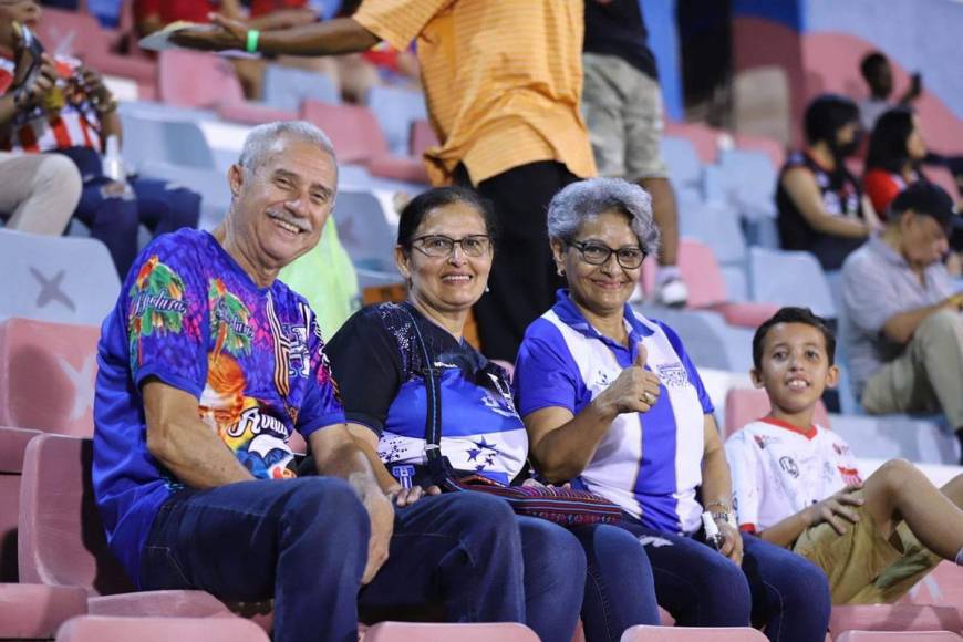 La fanaticada del Victoria llegó al estadio Ceibeño en familia para ver el partido.