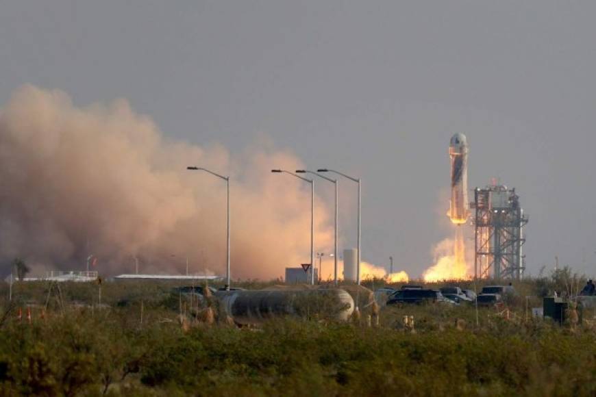 El New Shepard aceleró al espacio a velocidades superiores a Mach 3 en la escala supersónica, gracias a su propulsores alimentados con hidrógeno y oxígeno líquidos, sin emisiones de carbono.