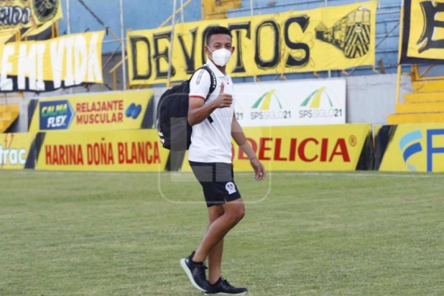 Allan Banegas, ex del Marathón, llegando al estadio Morazán para el partido del Olimpia contra el Real España.