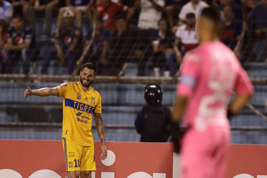 André-Pierre Gignac saludando al salir del campo por el otro costado tras ser sustituido.