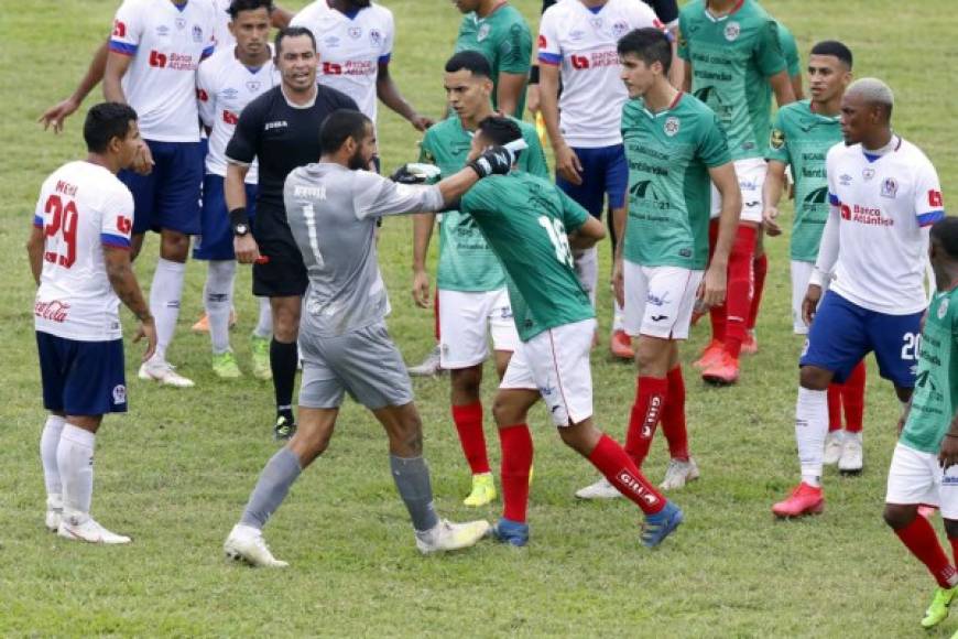 El portero Edrick Menjívar también tuvo una pelea con jugadores del Marathón y tuvo que ser sujetado.