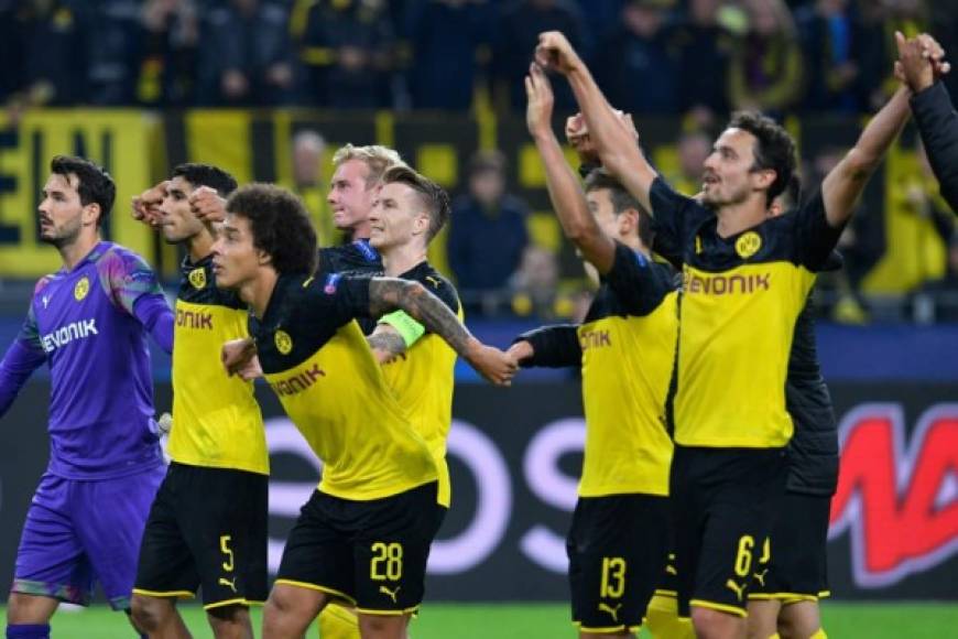 La plantilla de jugadores del Dortmund le agradeció el apoyo a su hinchada y tras el final del partido se unieron para mostrarles su agradecimiento.