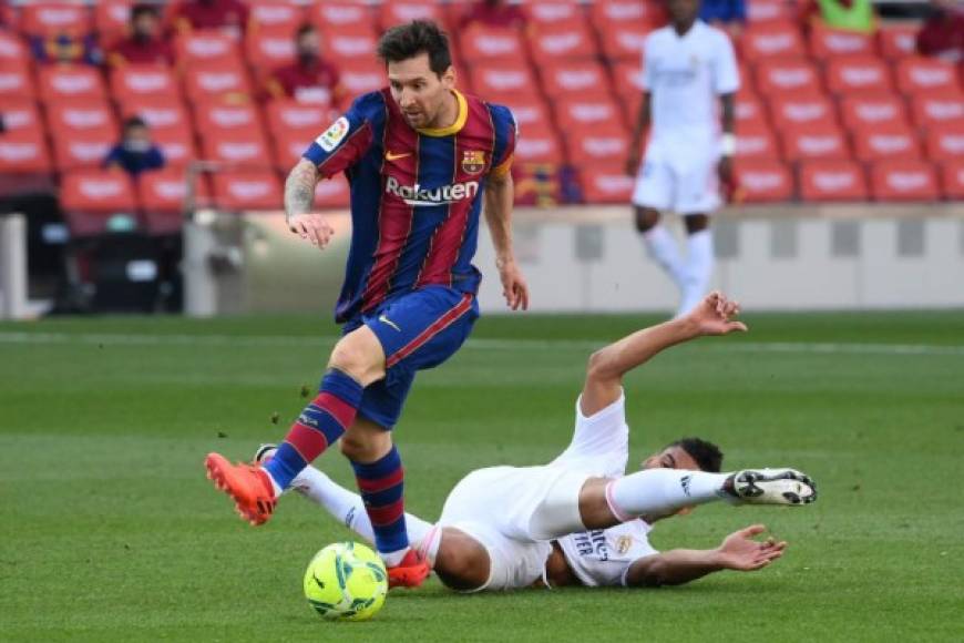 Casemiro le hizo una terrible falta a Messi en el primer tiempo. El capitán del Barcelona entró al área, el mediocampista primero tocó la pelota pero después arrastró los pies del argentino. El árbitro consultó con el VAR pero no cobró nada.