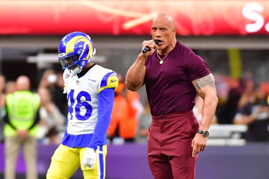 Dwayne Johnson - ‘The Rock’ se paró en el medio en la línea de la yarda 50 en el SoFi Stadium antes del gran partido entre Los Angles Rams y los Cincinnati Bengals.