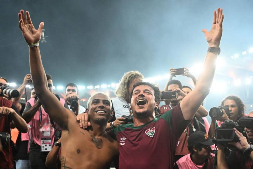 Fernando Diniz y Kennedy celebrando la conquista de su primera Copa Libertadores con el Fluminense.