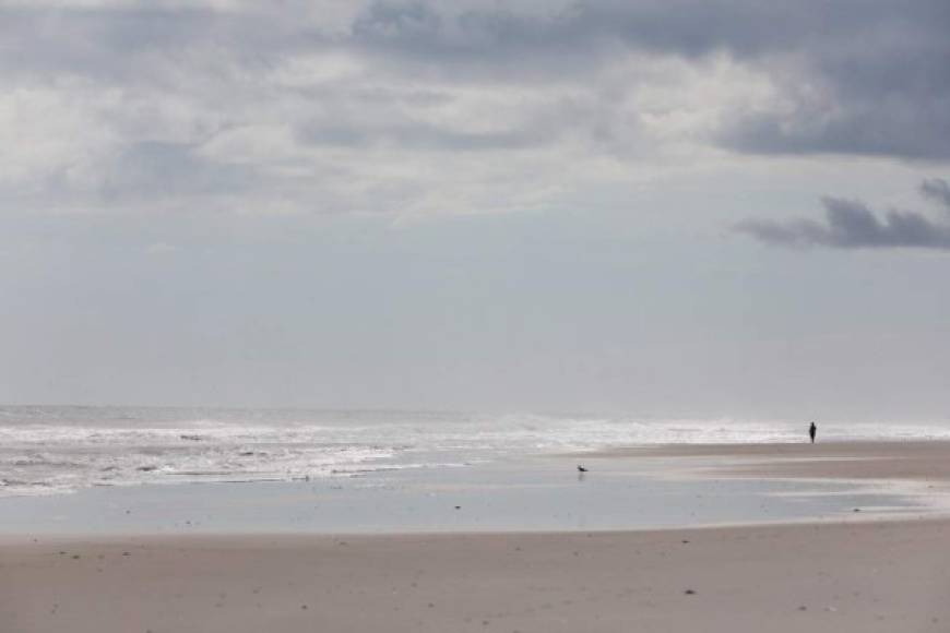 Las turísticas playas de Carolina del Norte se encuentran vacías desde la entrada en vigor de las órdenes de evacuación el pasado martes.