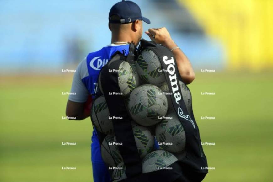 José Barahona, preparador de porteros de la Selección de Honduras, lleva los balones para la práctica de los guardametas.