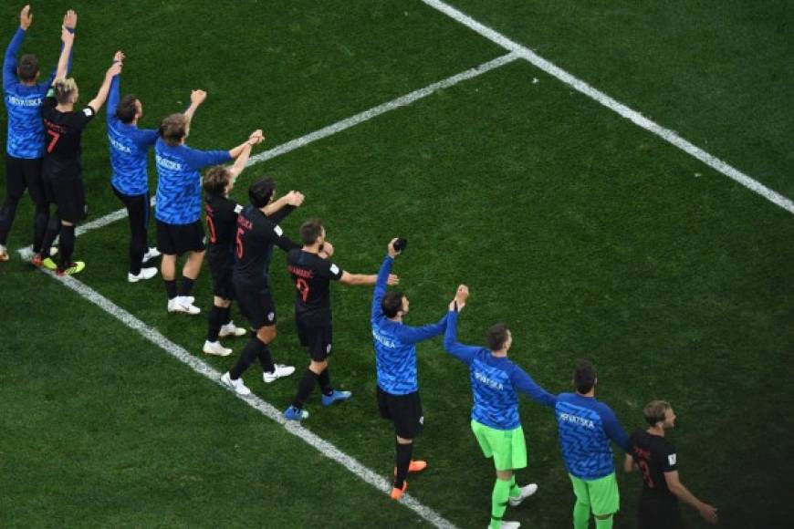 Croacia goleó el jueves a una pálida Argentina por 3-0 y se clasificó para los octavos de final del Mudial de Rusia-2018, dejando a la Albiceleste al borde del abismo.