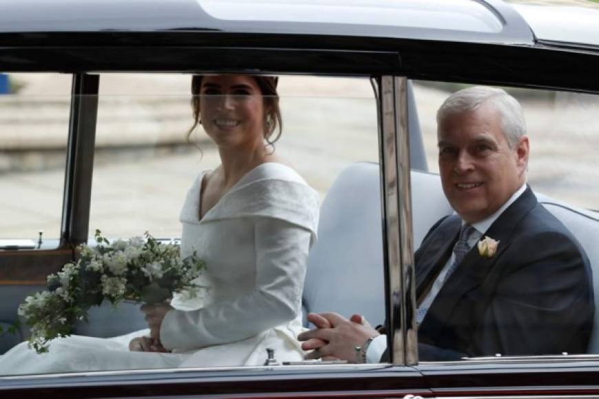 La princesa Eugenia de York sorprendió al llegar a la capilla de San Jorge, en el castillo de Windsor, luciendo su vestido de novia sin velo.