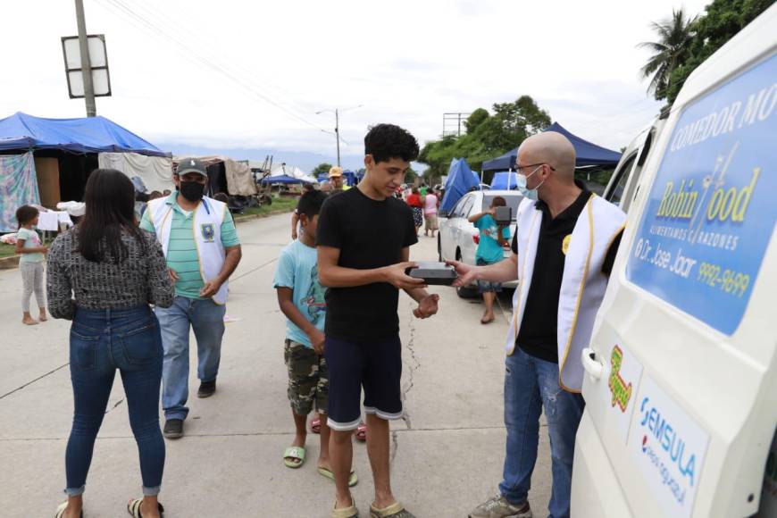 Organizaciones y empresas privadas se han sumado a donar comida para las personas que decidieron no ir a un albergue, sino que, por su voluntad, optaron por quedarse a la orilla del bulevar que conduce hacia San Pedro Sula. 
