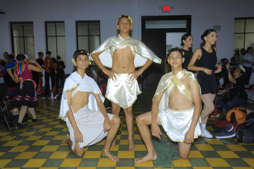 Estos chicos sorprendieron con sus atuendos inspirados en dioses griegos. 