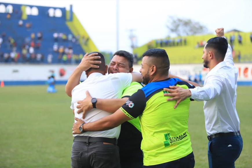 El pastor Samuel García, dueño del Olancho FC, abrazó al entrenador y no pudo contener las lágrimas producto de la emoción.