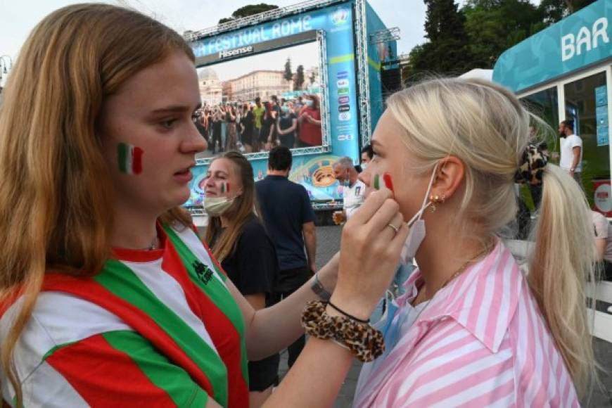 Los colores de la bandera italiana quedaron plasmados en el rostro de esta italiana, mientras comparten en el 'Fan Fest' en Roma.