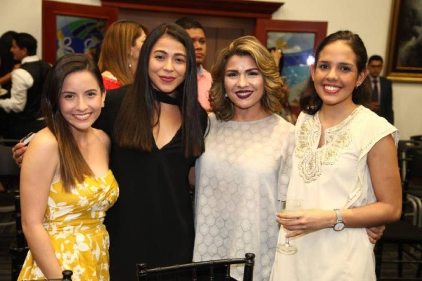Gaby Soto, Andrea Fajardo, Melissa Turcios y Sofía Villacorta.