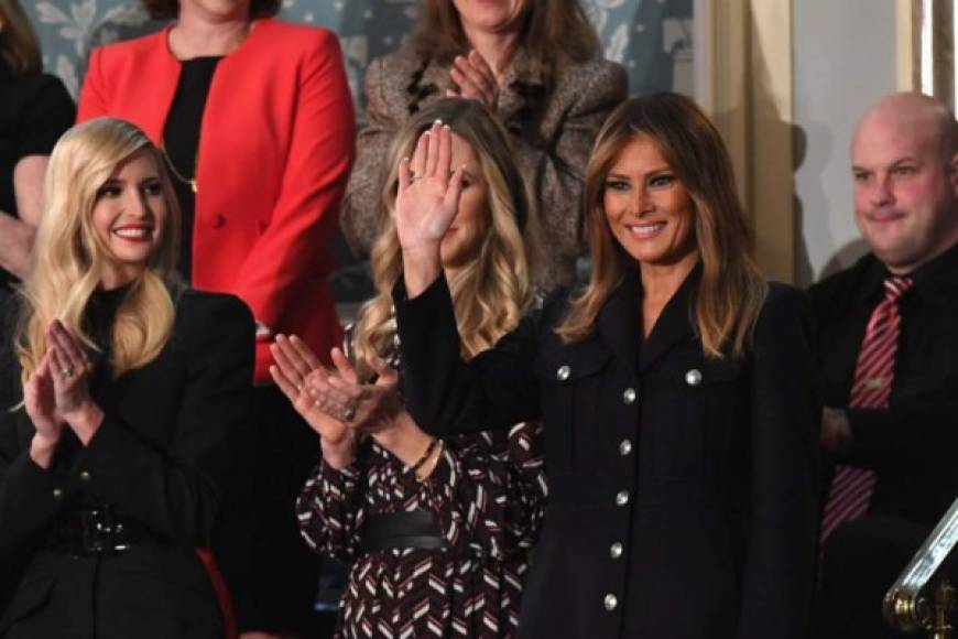 Melania e Ivanka Trump llegaron vestidas de negro.