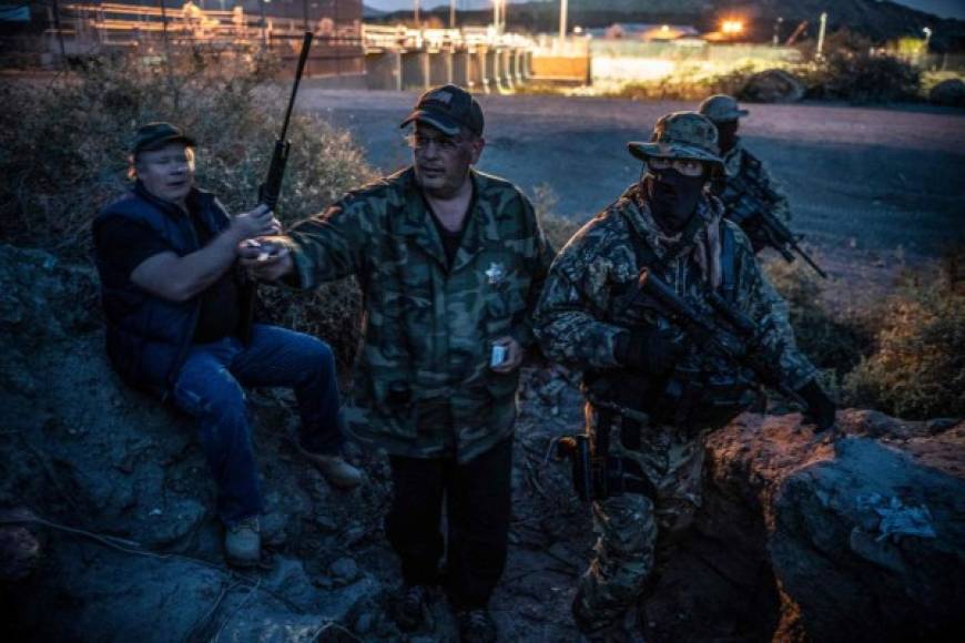 Fuertemente armados, estos milicianos se involucraron en el movimiento de vigilancia fronteriza de Estados Unidos luego de la llegada masiva de inmigrantes indocumentados a la frontera sur del país en los últimos tres meses.