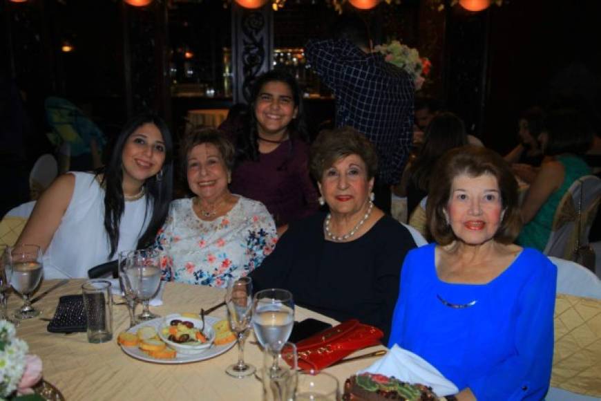 Valentina Faraj con Isabella Jiménez, Maruca, Lily y Mary Faraj.