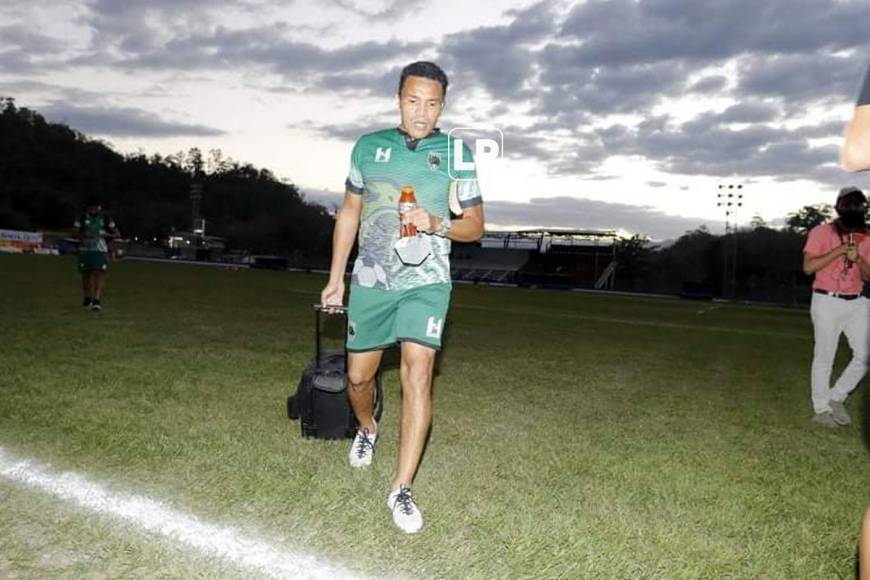 El fichaje estrella del San Juan llegó al estadio con una maleta.