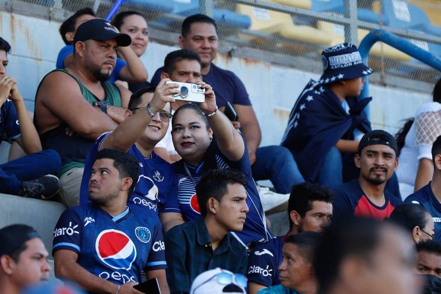 Una ola azul de aficionados disfrutaban del ambiente en las gradas del estadio Emilio Williams.