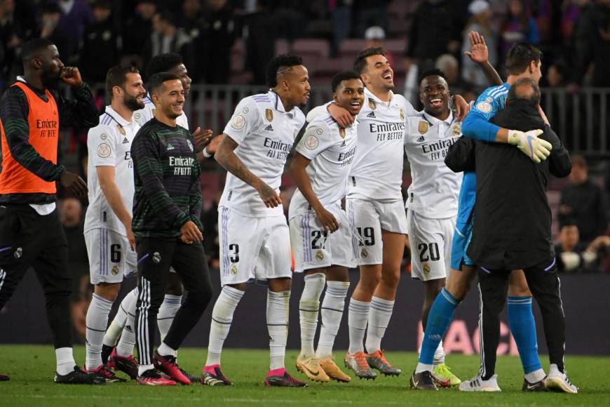 Nadie de los jugadores del Real Madrid se quedó sentado y todos se fueron a celebrar ante el enorme silencio de los aficionados del Camp Nou.