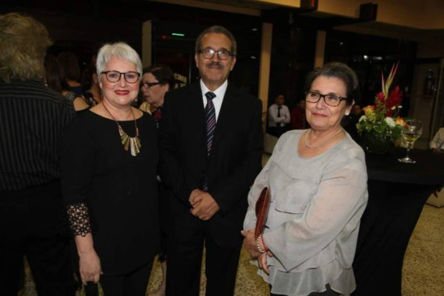 Ada Hernández, Ernesto Argueta y Martha Molanphy.