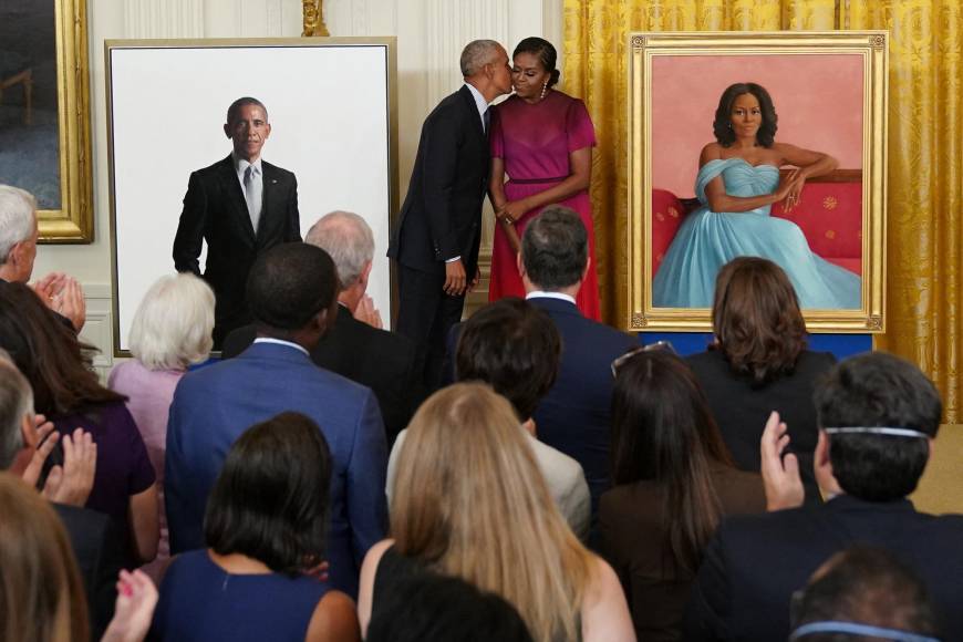 Entre vítores, bromas y una dulce nostalgia, el expresidente estadounidense Barack Obama (2009-2017) y la exprimera dama Michelle Obama revelaron este miércoles en la Casa Blanca sus retratos oficiales, que esperan que sirvan de inspiración para las nuevas generaciones.