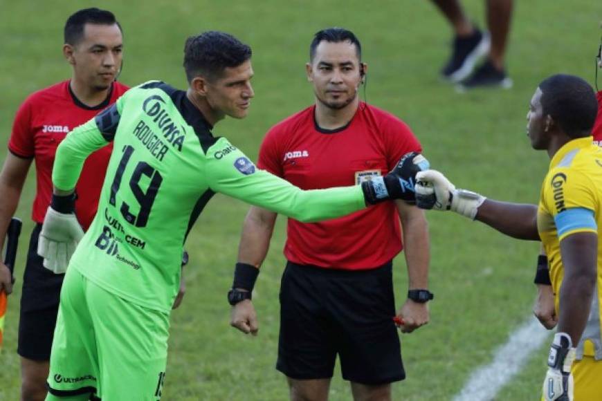 Jonathan Rougier saludando a Luis 'Buba' López previo al juego.