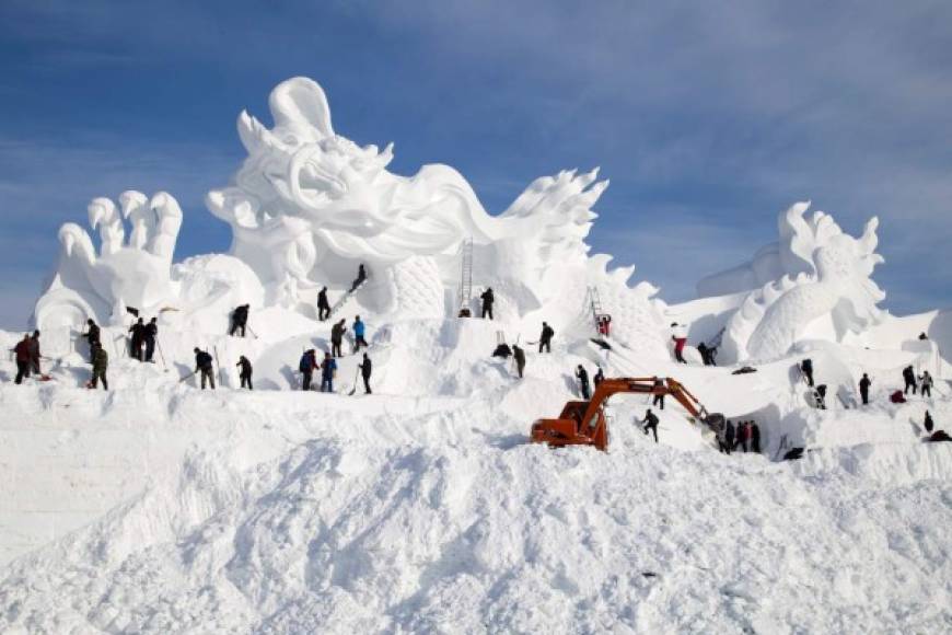 China. Escultura para el festival. Artistas construyen una escultura de nieve de 80 metros por el festival de esquí Vasaloppet, que inicia el 4 de enero.