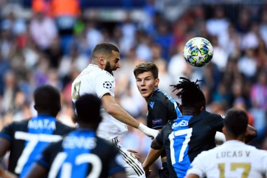 El primer aviso del partido lo dio Karim Benzema con este cabezazo. Se fue a un lado del arco del Brujas.