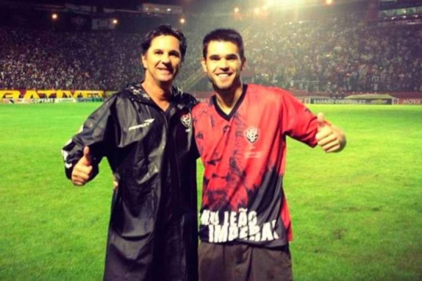 Matheus Saroli, el hijo del técnico de Chapecoense no viajó con el club porque olvidó su pasaporte. Su padre Caio Júnior está en la lista de fallecidos.