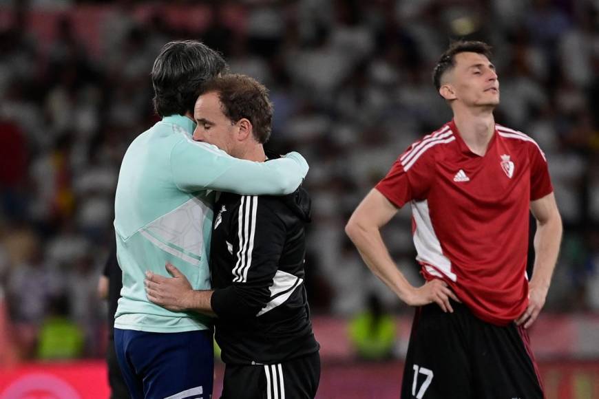 El entrenador del Osasuna, Jagoba Arrasate, fue consolado por su cuerpo técnico.