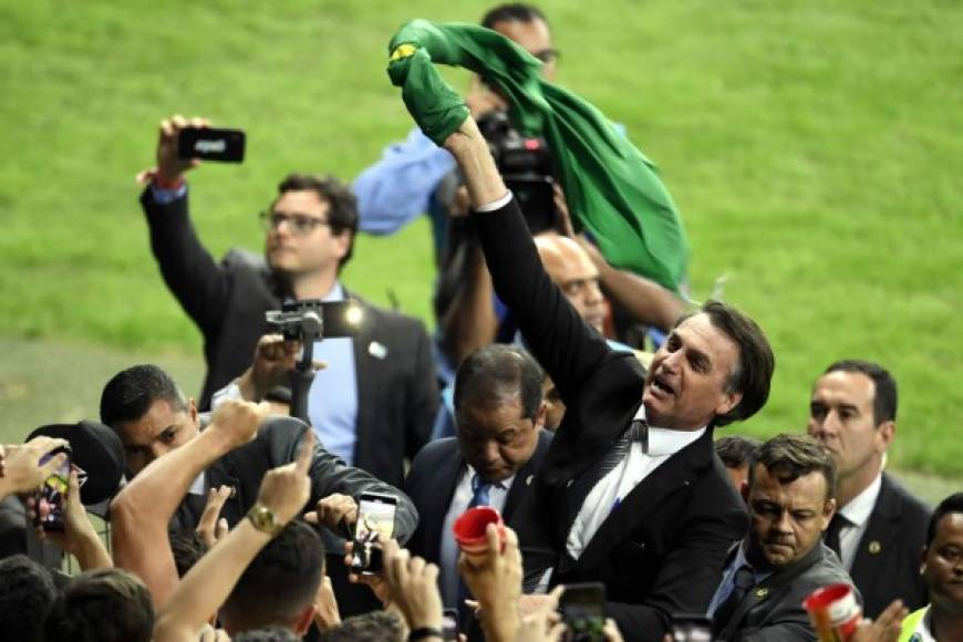 Jair Bolsonaro, actual presidente de Brasil, celebrando el triunfo de su selección.