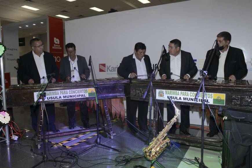 Además la Marimba Usula Internacional deleitó a los presentes con sus clásicas melodías.