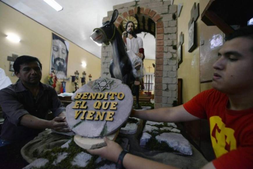 Feligreses celebran con devoción la Semana Santa. Foto: AFP