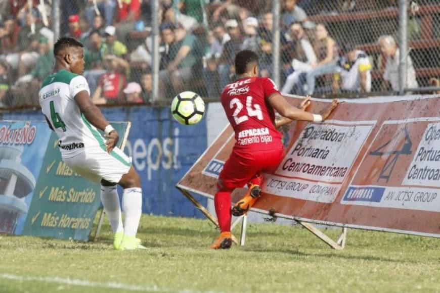 Secuencia del accidente que sufrió Yaudel Lahera, delantero del Marathón, al estrellarse con una valla publicitaria.