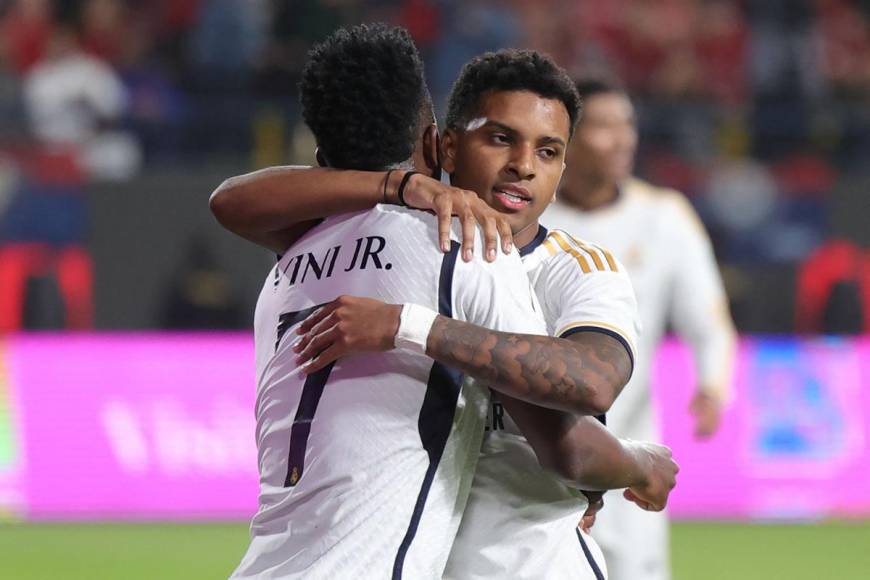El abrazo entre los goleadores del partido. Vinicius felicitó a Rodrygo tras su gol.