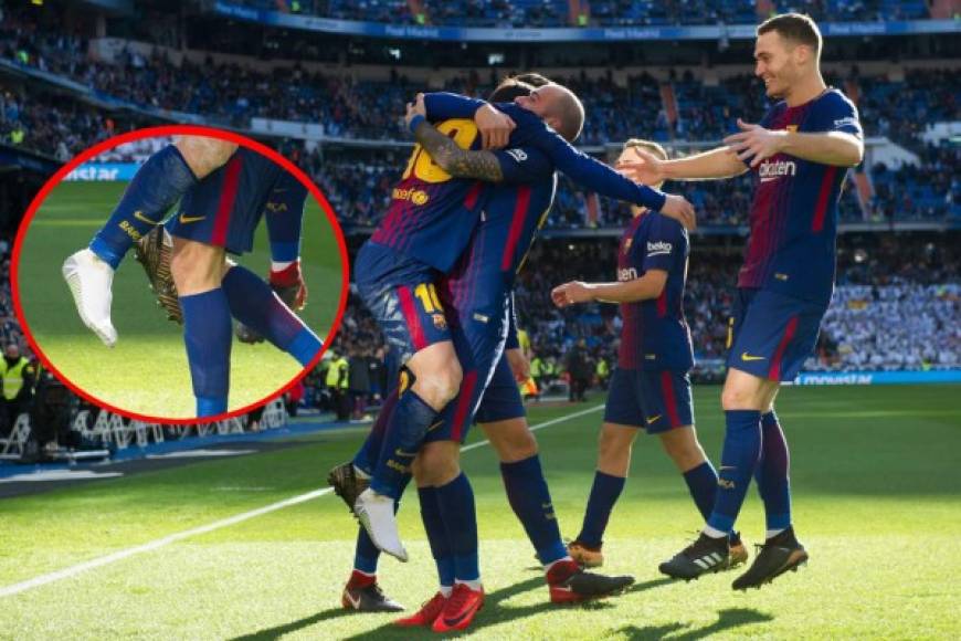 Messi celebró sin taco con sus compañeros el gol de Aleix Vidal.